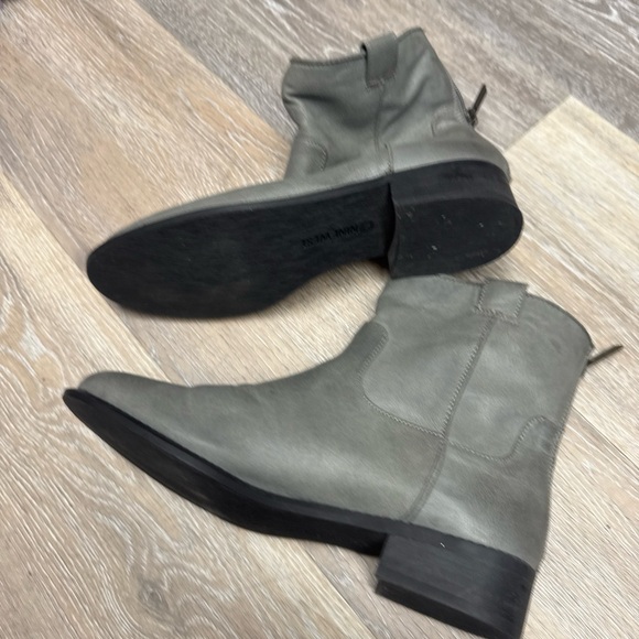 Nine West Solid Gray Size 8.5M Closed Toe Ankle Shaft Zip In Back - Picture 9 of 12